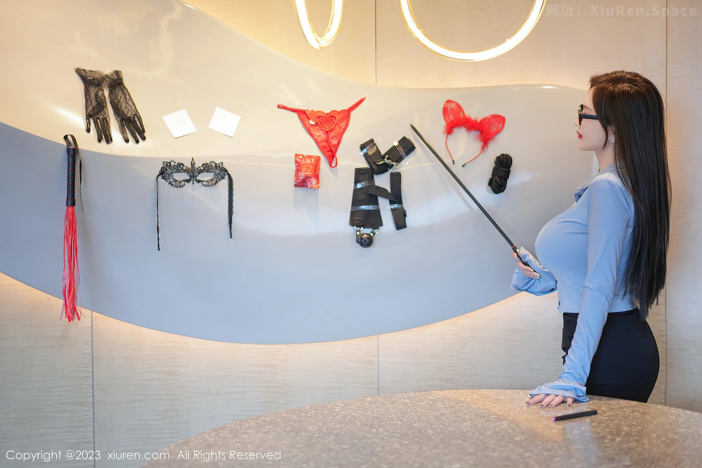 图片[2]-[XiuRen秀人网]VOL.7095 女神Carol周妍希蓝衬衫配黑短裙露开档黑丝秀翘臀美腿诱惑写真76P-秀人网官方网站